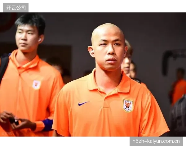 泰山队上半程战术体系频繁切换，黄政宇在后腰和中卫间的摇摆体现了球队的防守困局。